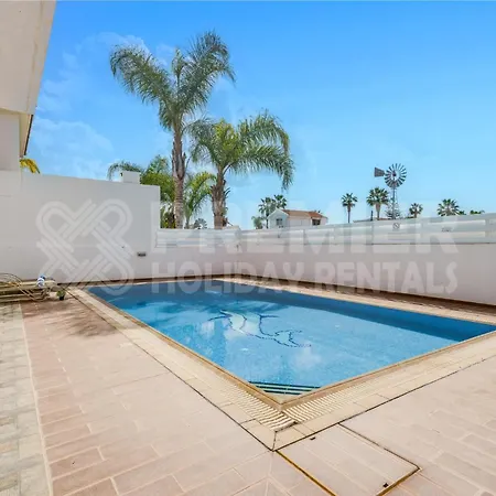 Villa Cherry Palm Protarász